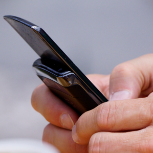 Cun il telefonin a l'exteriur Cun il telefonin a l'exteriur